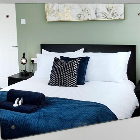 Bright 3 Bed Apartment With Terrace, Free Parking On Premises Watford  Zewnętrze zdjęcie