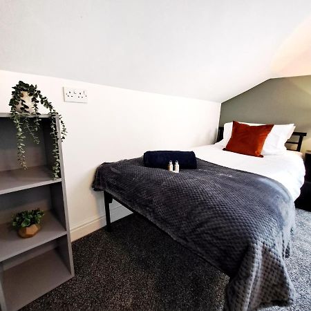 Bright 3 Bed Apartment With Terrace, Free Parking On Premises Watford  Zewnętrze zdjęcie