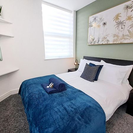 Bright 3 Bed Apartment With Terrace, Free Parking On Premises Watford  Zewnętrze zdjęcie
