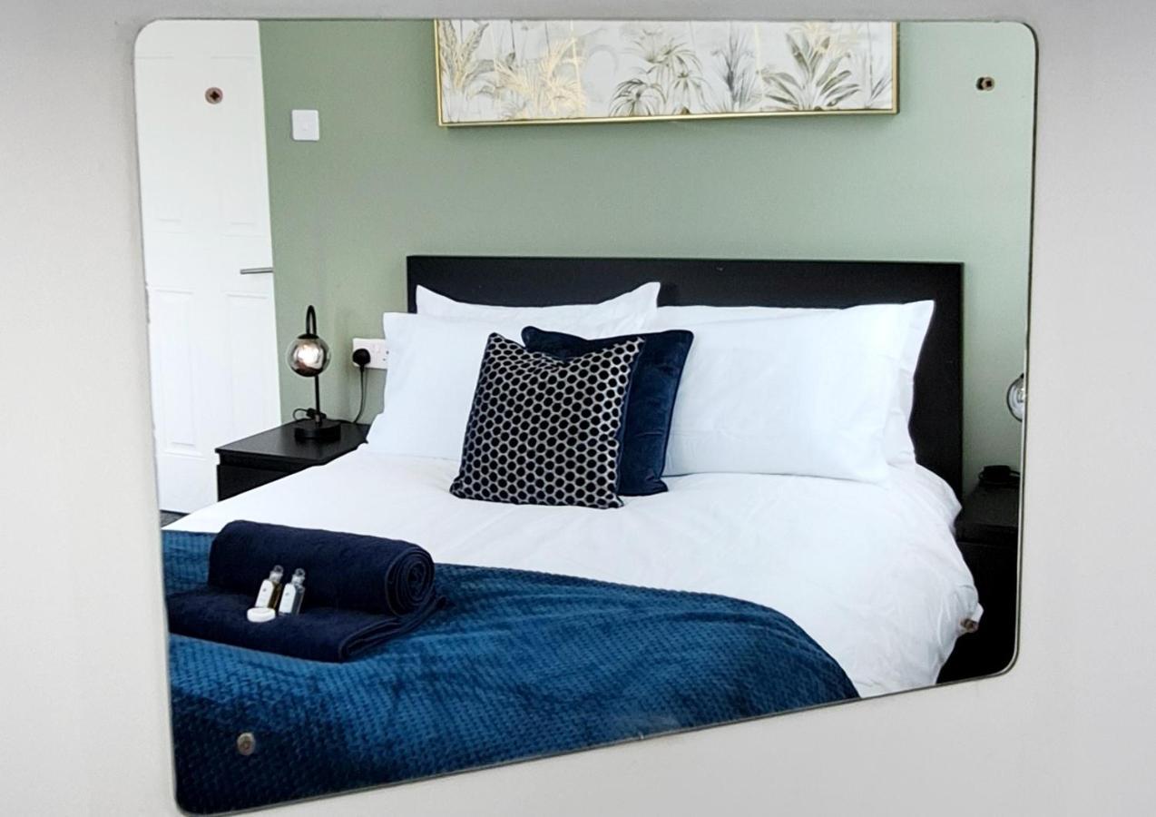 Bright 3 Bed Apartment With Terrace, Free Parking On Premises Watford  Zewnętrze zdjęcie