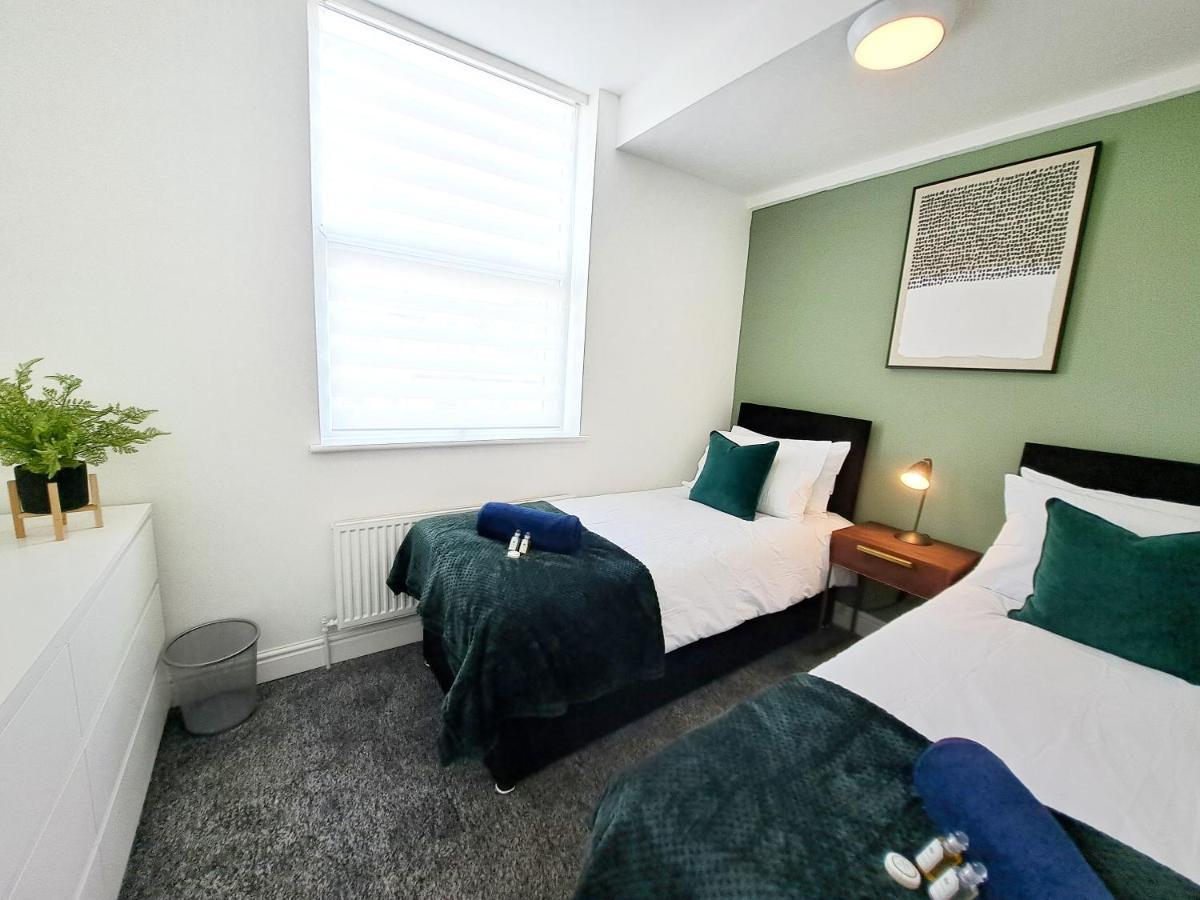 Bright 3 Bed Apartment With Terrace, Free Parking On Premises Watford  Zewnętrze zdjęcie
