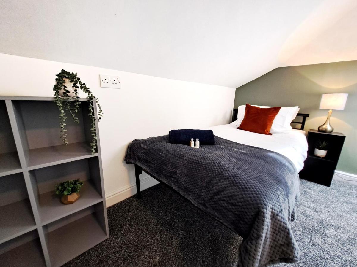 Bright 3 Bed Apartment With Terrace, Free Parking On Premises Watford  Zewnętrze zdjęcie