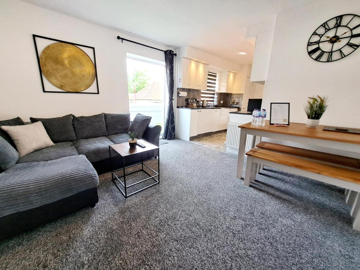 Bright 3 Bed Apartment With Terrace, Free Parking On Premises Watford  Zewnętrze zdjęcie