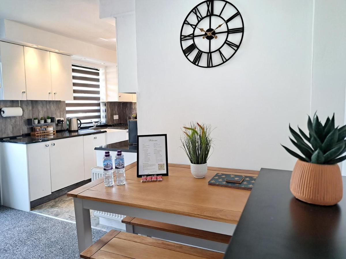 Bright 3 Bed Apartment With Terrace, Free Parking On Premises Watford  Zewnętrze zdjęcie