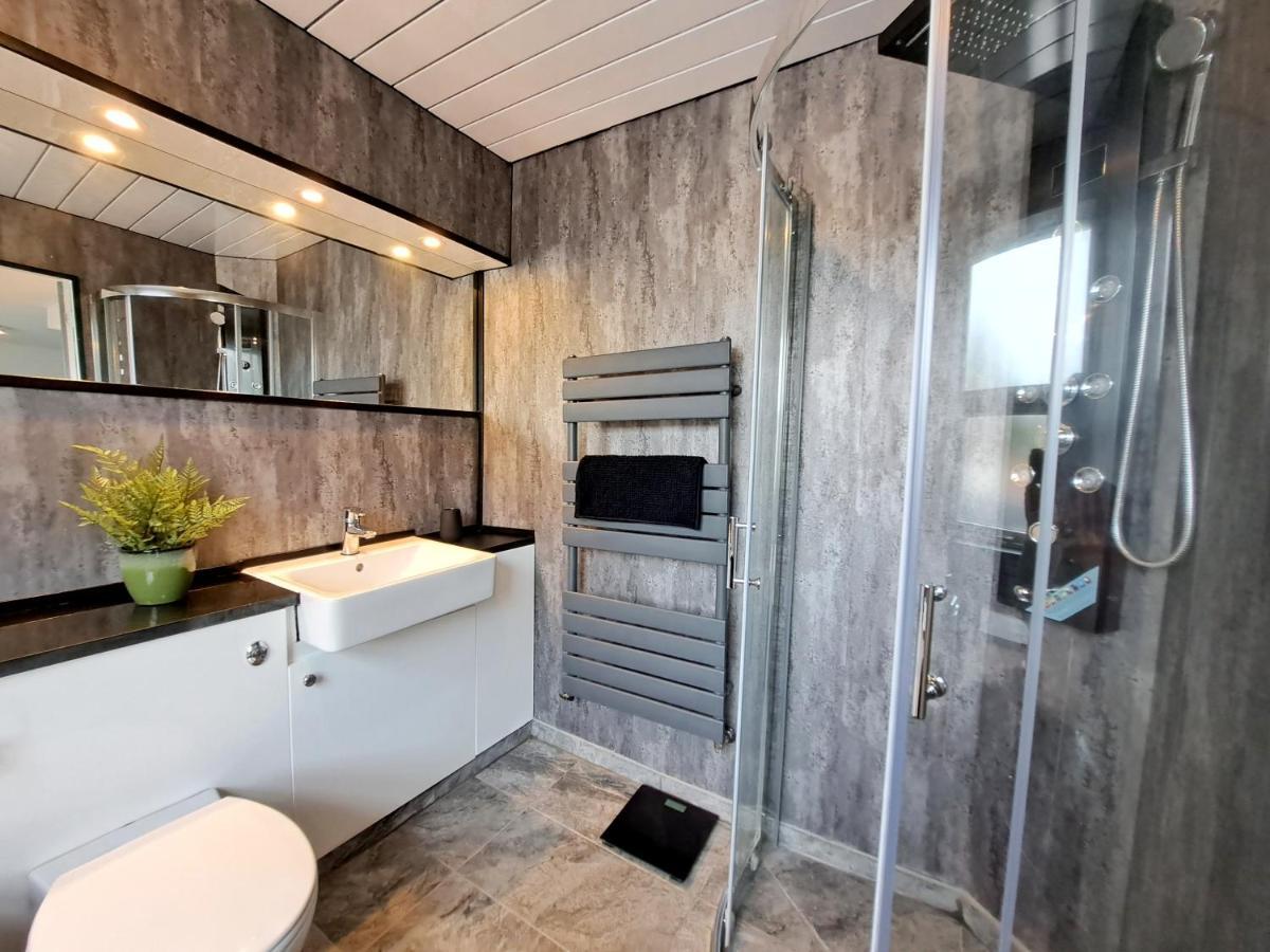 Bright 3 Bed Apartment With Terrace, Free Parking On Premises Watford  Zewnętrze zdjęcie