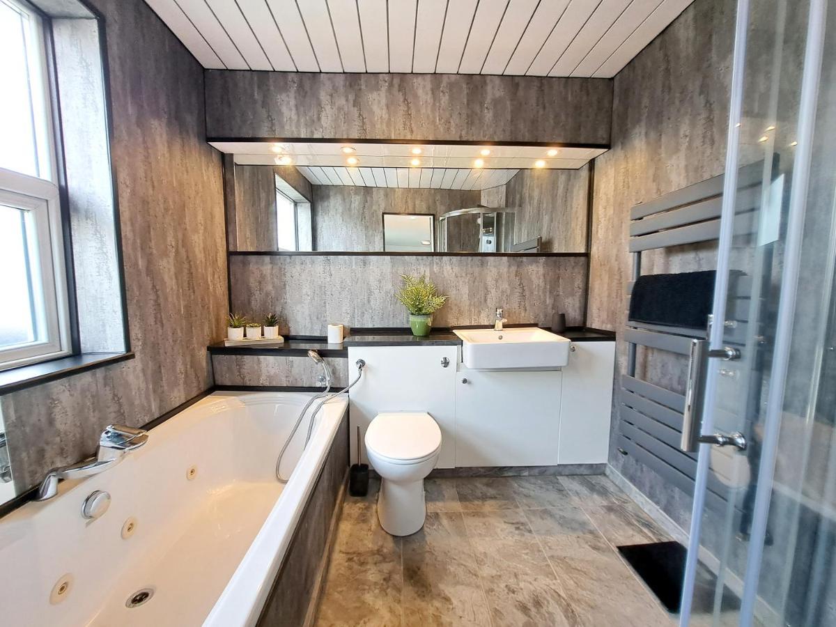 Bright 3 Bed Apartment With Terrace, Free Parking On Premises Watford  Zewnętrze zdjęcie